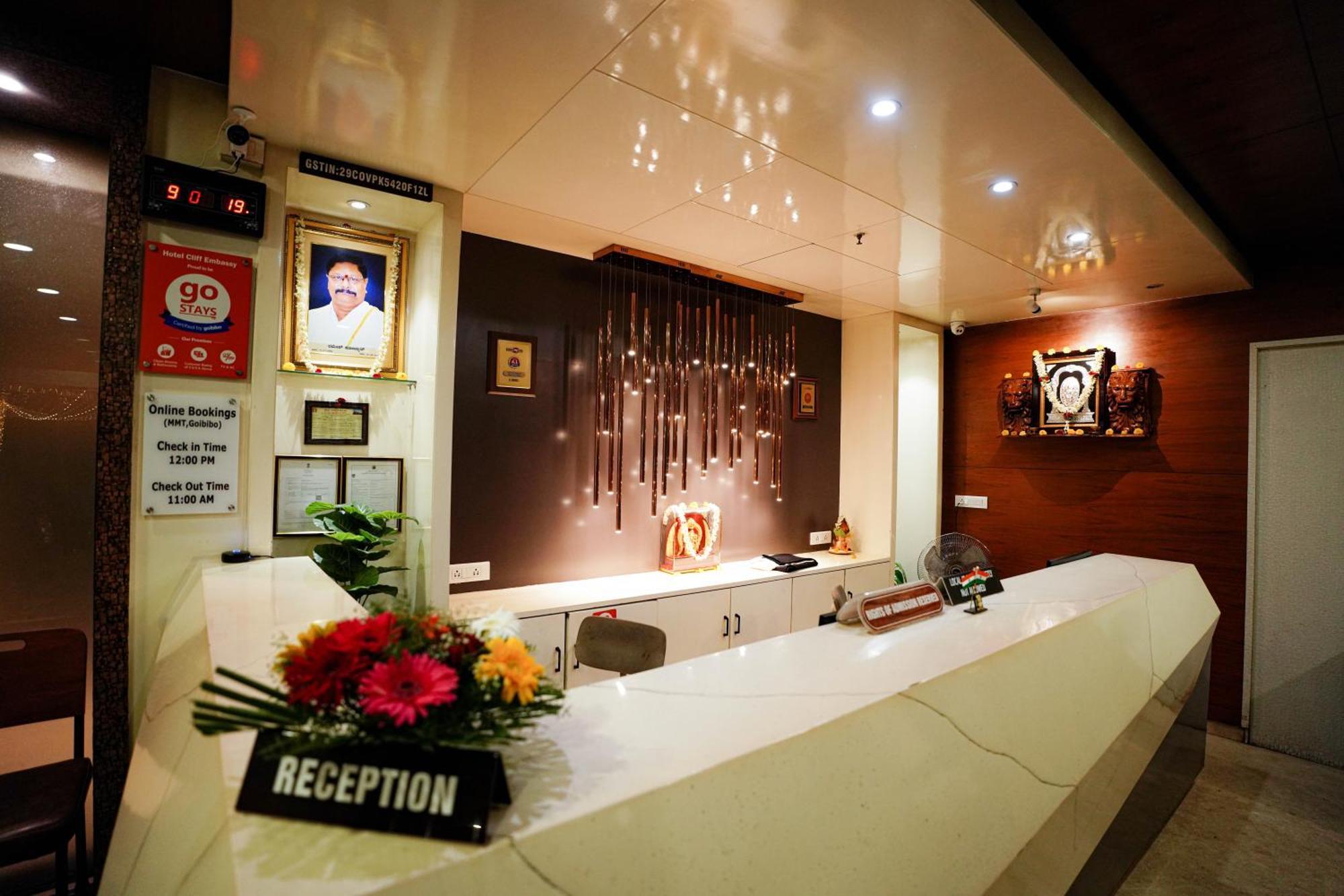 Cliff Embassy Banquet And Suites Shimoga Exterior foto