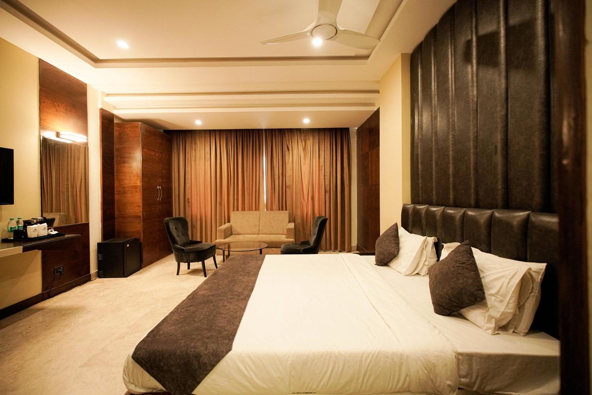 Cliff Embassy Banquet And Suites Shimoga Exterior foto