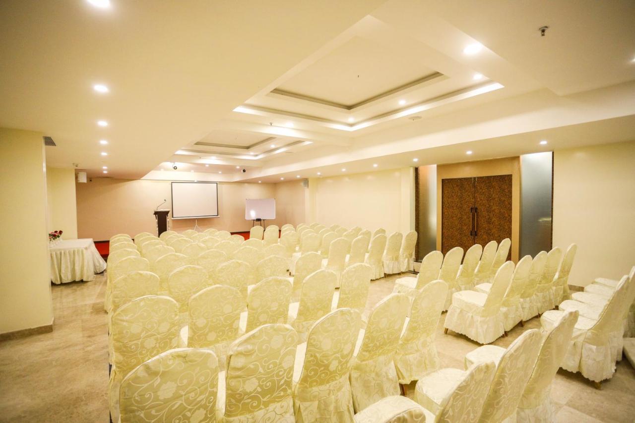 Cliff Embassy Banquet And Suites Shimoga Exterior foto