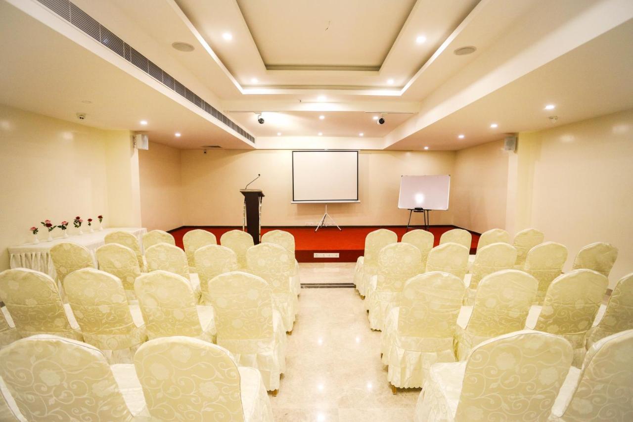 Cliff Embassy Banquet And Suites Shimoga Exterior foto