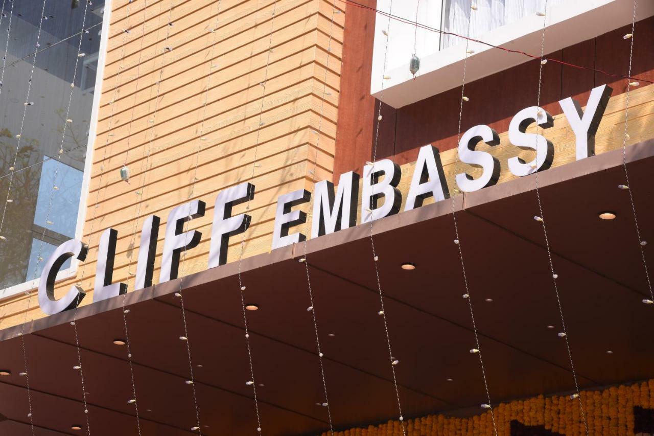 Cliff Embassy Banquet And Suites Shimoga Exterior foto