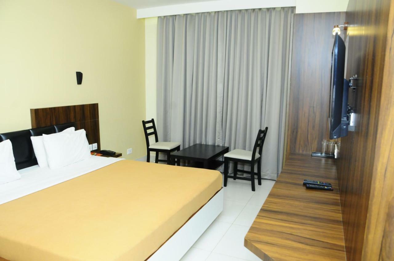 Cliff Embassy Banquet And Suites Shimoga Exterior foto